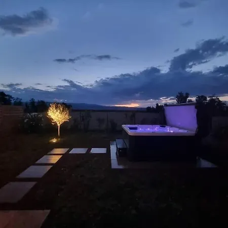 Semesterbostad Maison 2 Avec Exterieur Et Jacuzzi Pont-de-lʼIsère